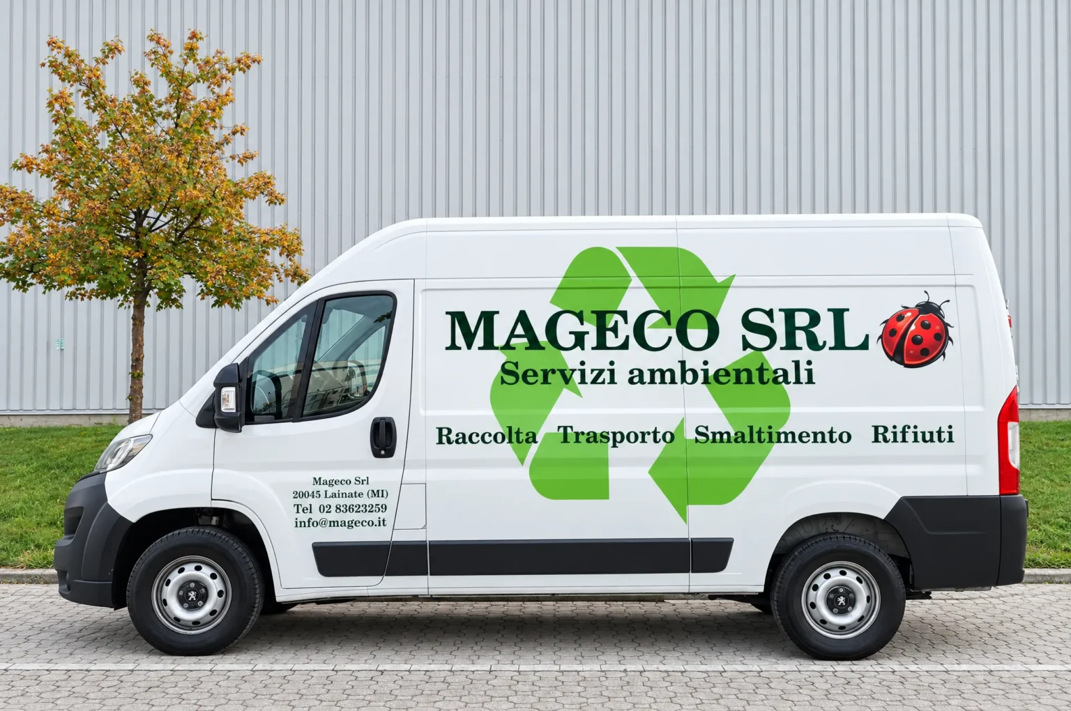 Furgone MAGECO Srl, vista laterale con la scritta Raccolta Trasporto Smaltimento Rifiuti